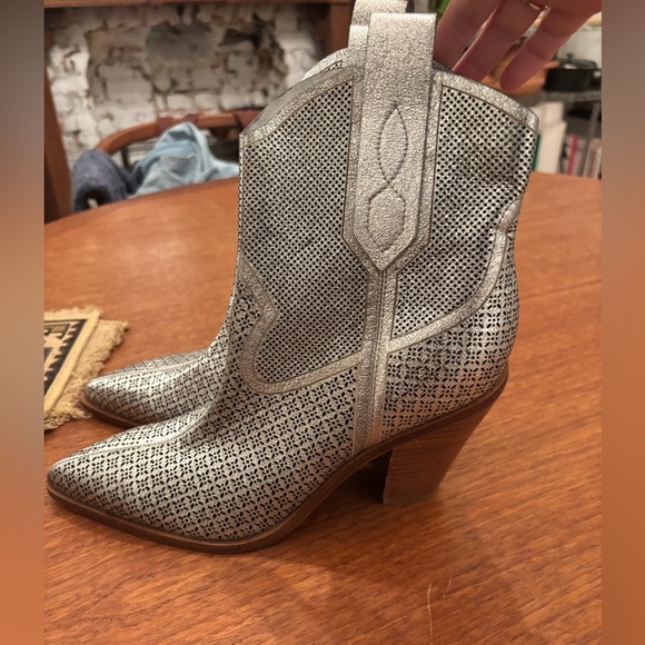 Silver metallic cowboy boots- size 38 - Picture 1 of 4